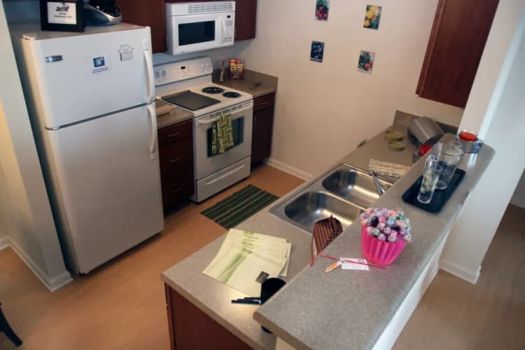 Louisville apartments for rent - image - imgi_6_Kitchen_2_Dark_Cabinets_b06bk5_bqekzh.webp