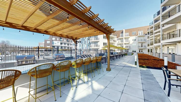 Louisville apartments for rent - image - Rooftop grilling area with pergola and bar seating