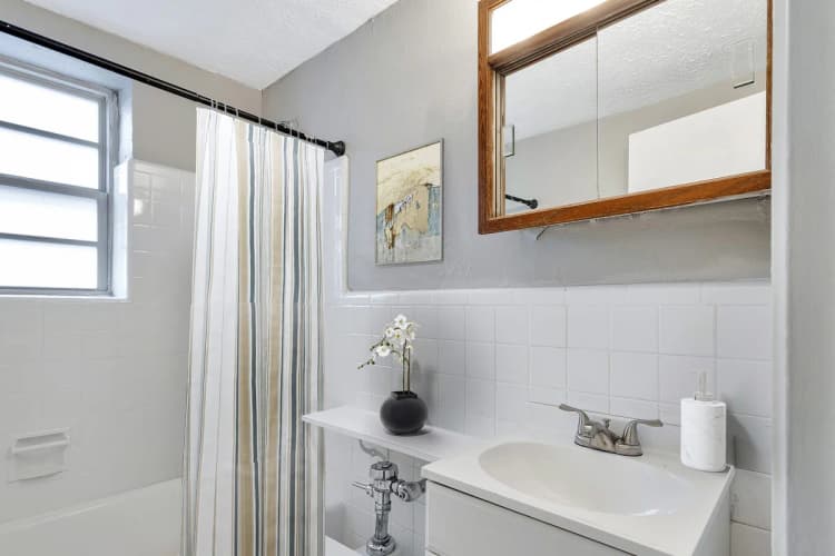 Louisville apartments for rent - image - Modern Bathroom