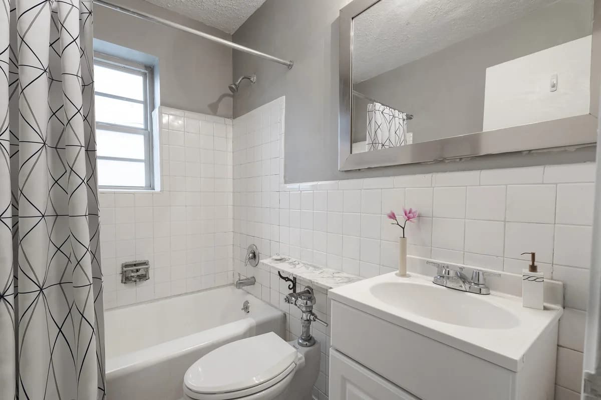 Louisville apartments for rent - image - Luxurious Bathroom